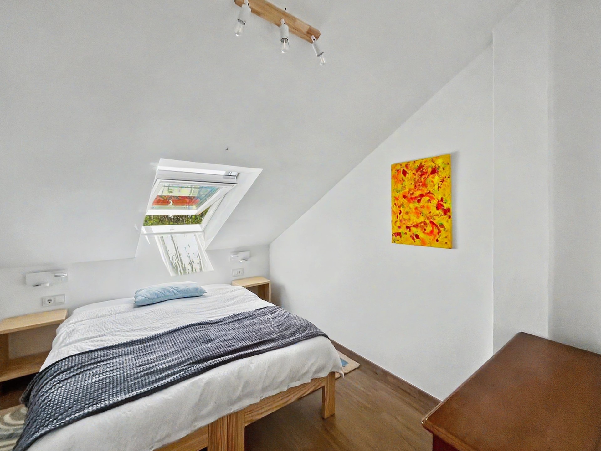 Room 08 · Deluxe Suite