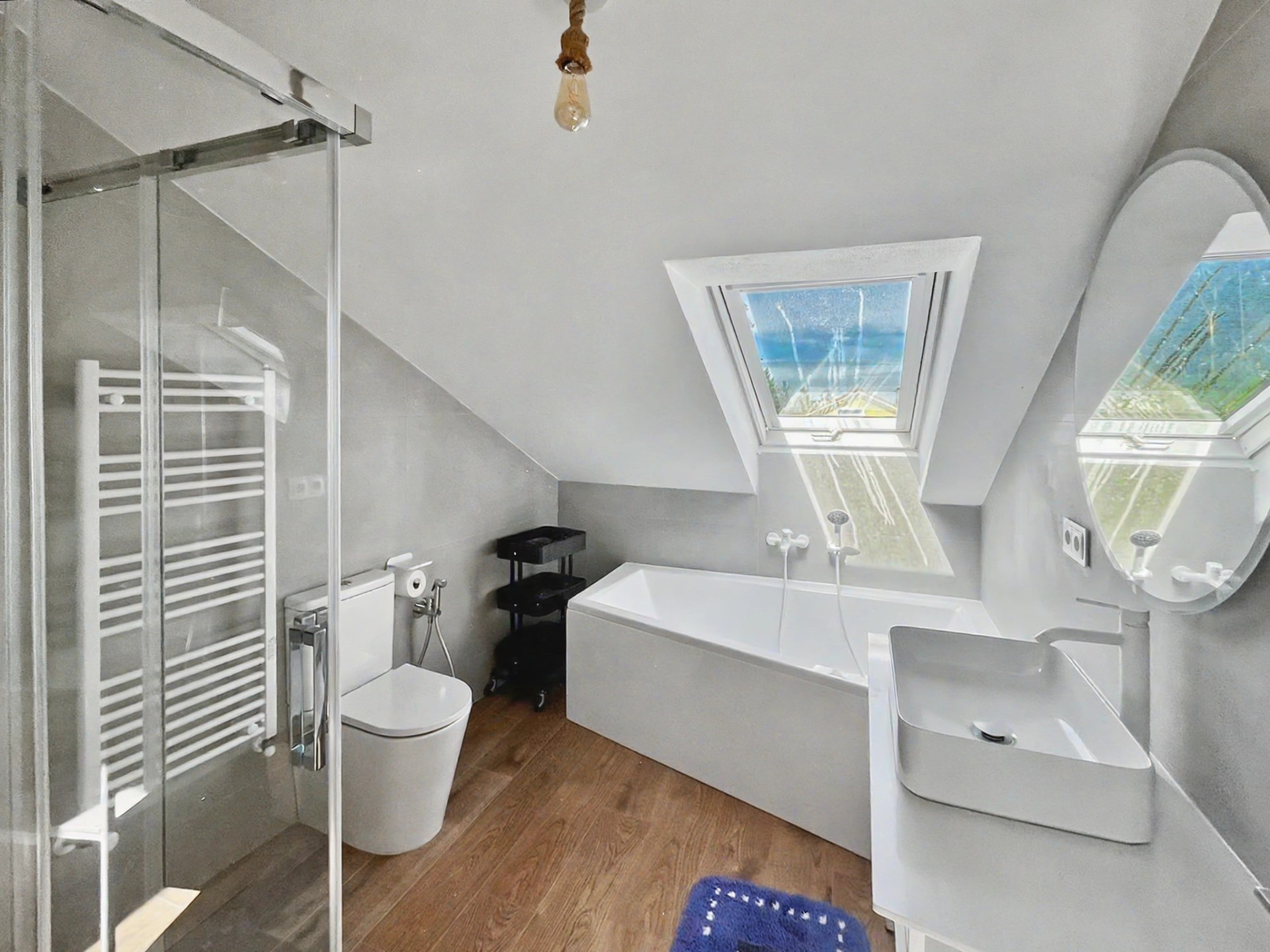 Deluxe Bathroom