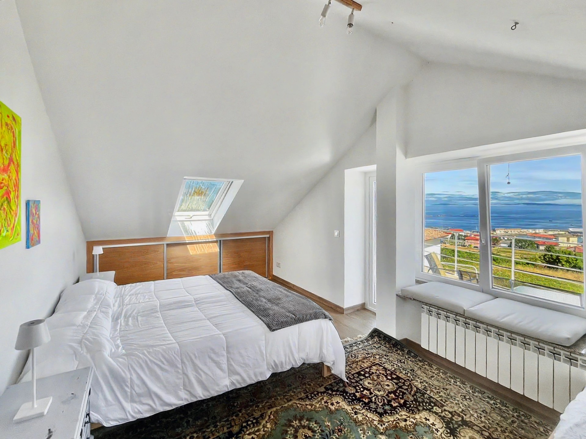 Room 09 · Master Suite